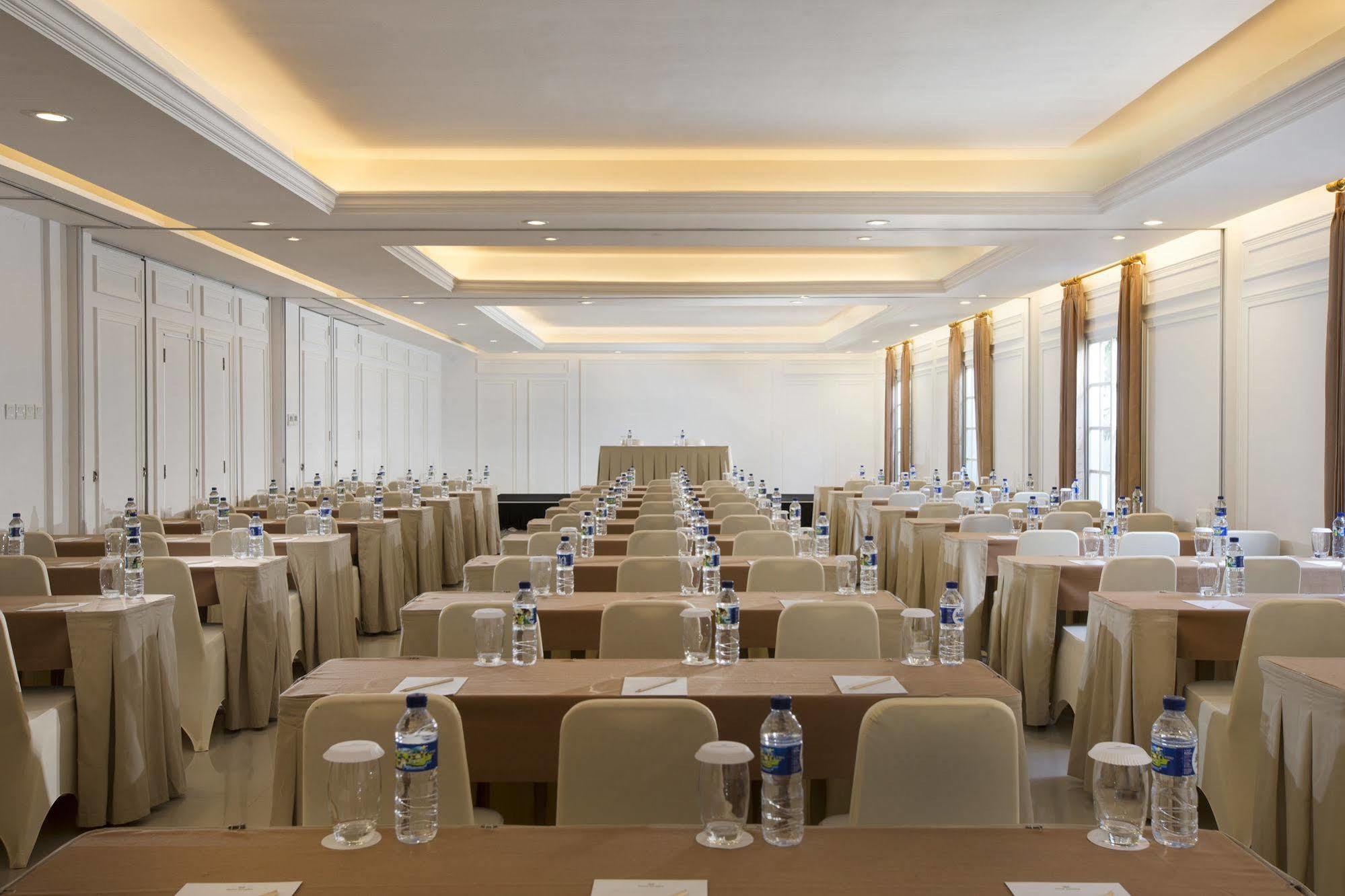 Hotel Santika Seminyak Екстериор снимка