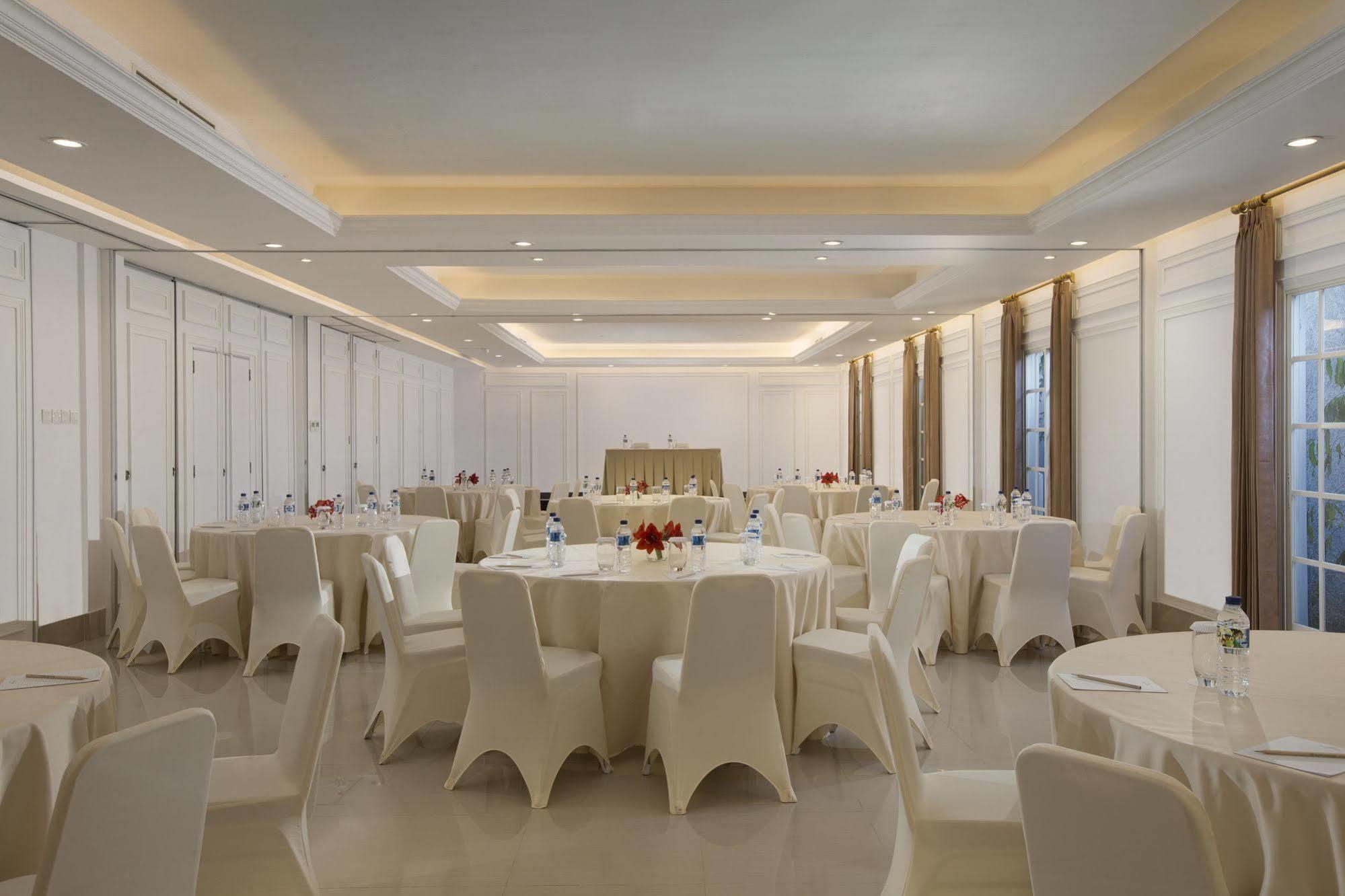 Hotel Santika Seminyak Екстериор снимка