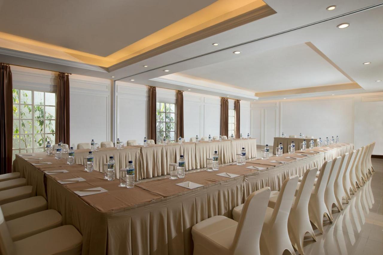 Hotel Santika Seminyak Екстериор снимка